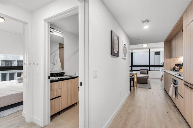 Photo - 225 N Miami Ave Unidad 301