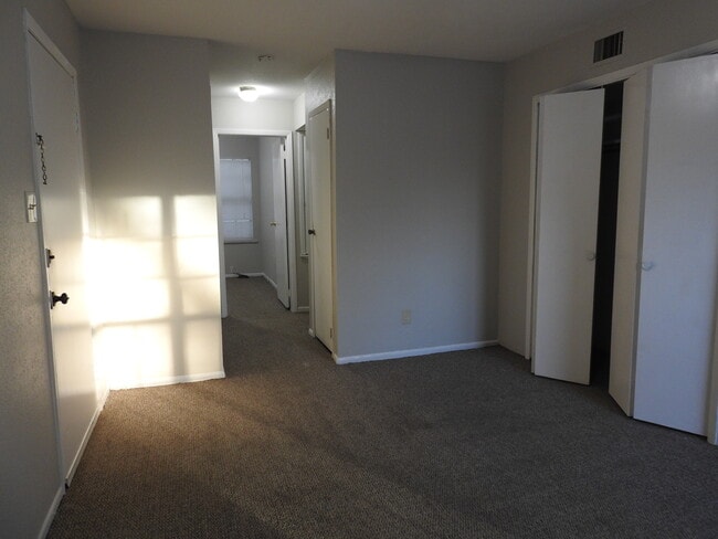 Building Photo - 2303 Elm Ave Unit 2 Rental