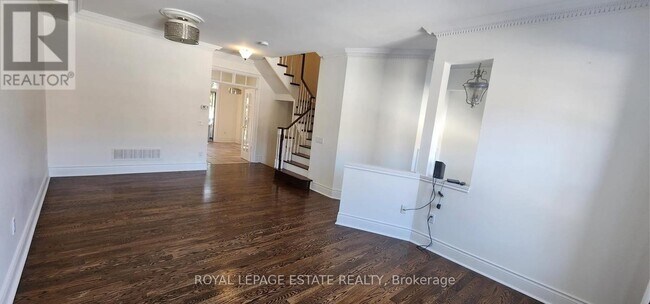 Photo - 8038 Yonge St