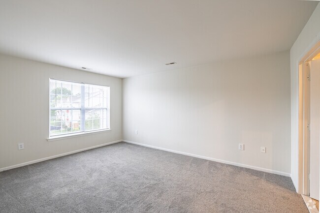 2 habitaciones, 2 baños - 1055 pies cuadrados - Dormitorio principal - C - Fox Hill Run