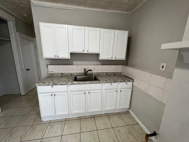 842 Mt Prospect Unit 3L - 831 Mount Prospect Ave Apartments Unit 3L