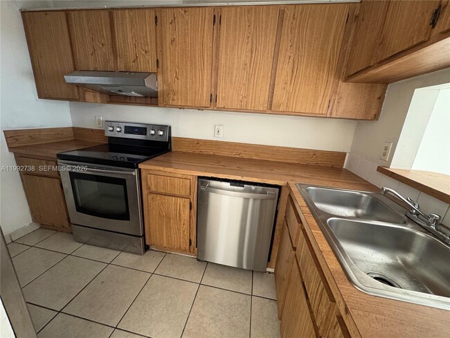 Building Photo - 1024 Twin Lakes Dr Unit 21-F