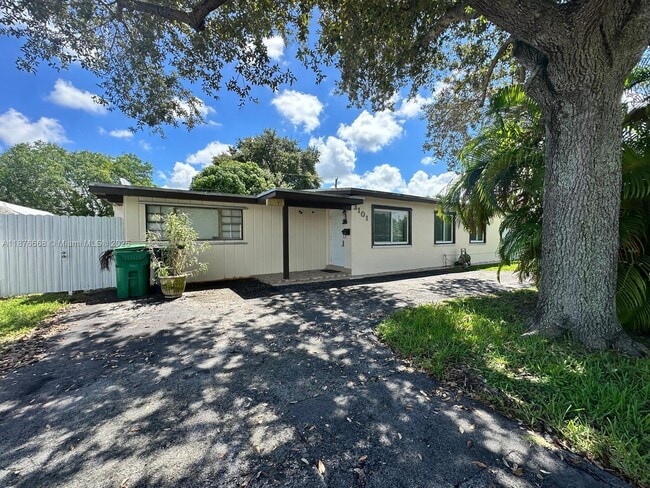 Building Photo - 3101 SW 102nd Pl Rental