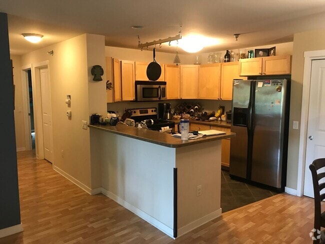 Building Photo - Spacious 2 bed 1 bathroom Condominium Unit 104