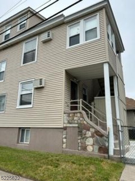 370 Main St