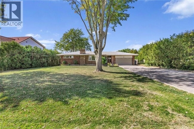 Photo - 585 FIFTH Road E