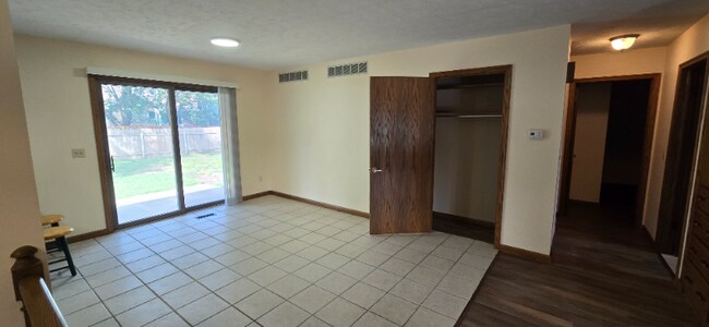 Photo - 409 Oak Park Dr