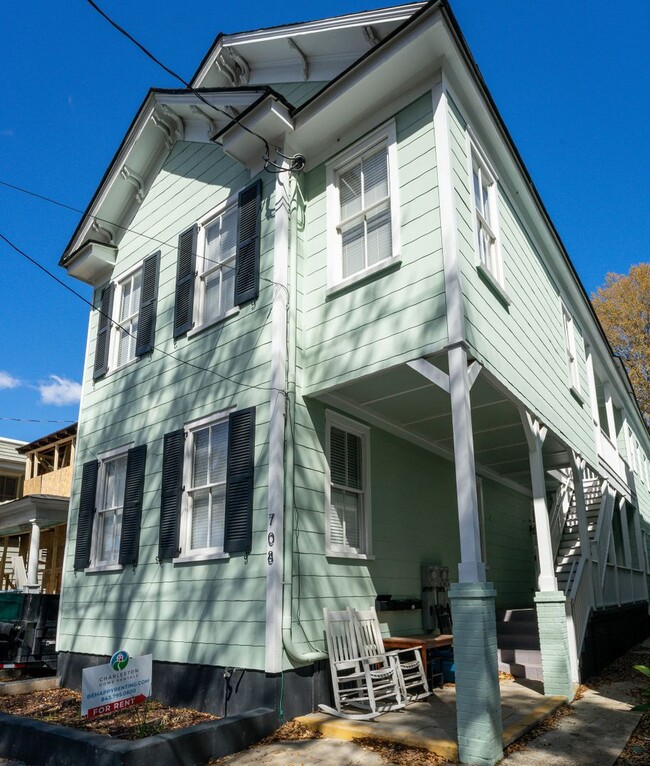 Building Photo - 3 Bedroom 3 Bath Apartment (October) Downt...
