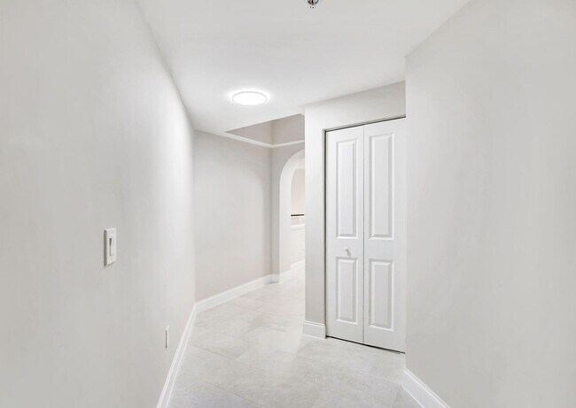 Photo - 225 NE 1st St Unidad 314 Rental