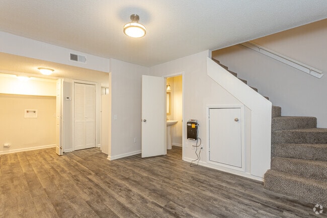 1BR, 1.5BA - 770SF