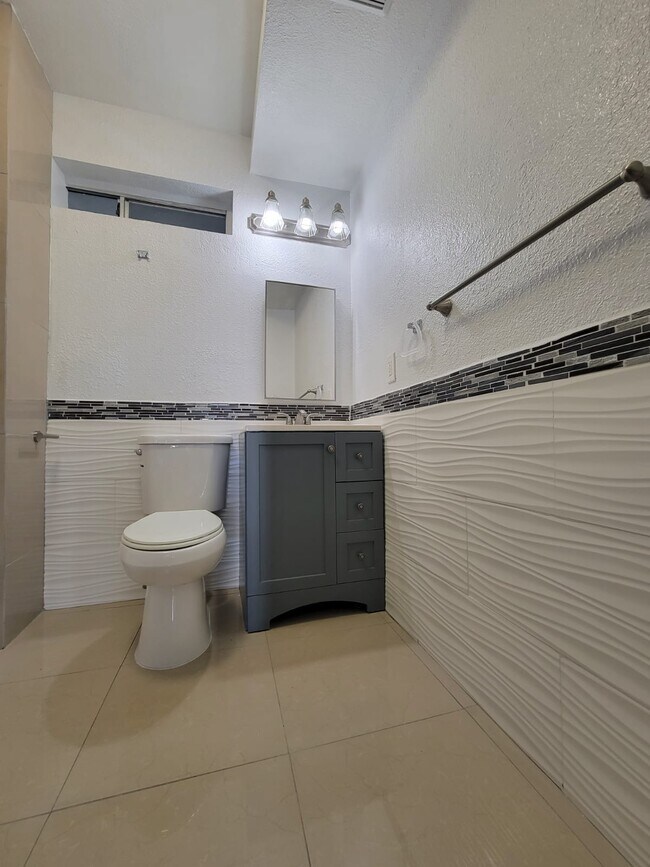 Photo - 1315 W 101st St House