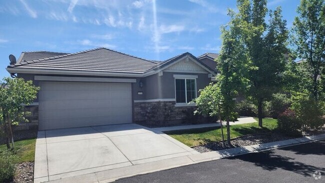 Building Photo - Available Now! Rental