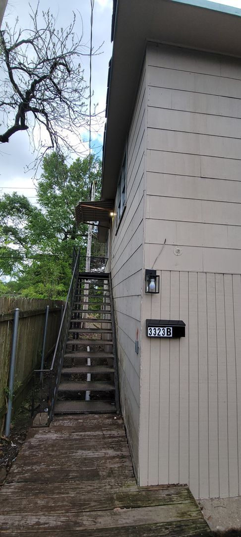 Photo - Huge 3 bedroom/1 bath upstairs apartment w...