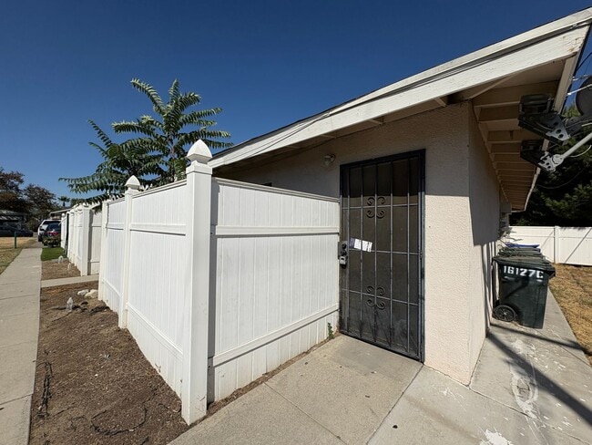 Building Photo - Tri-plex 2 bedroom 1 bathroom apartment of... Unit C