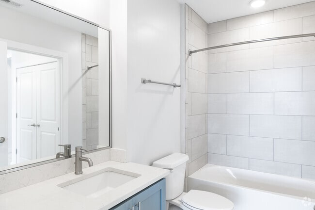 2BR, 2BA - 950SF - Bathroom