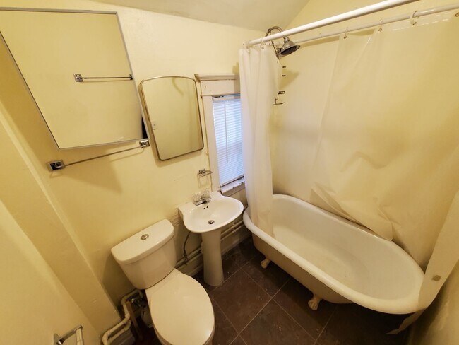 Photo - AVAILABLE JUNE 2025 - Great 4 Bed, 1 Bath in East Duluth!