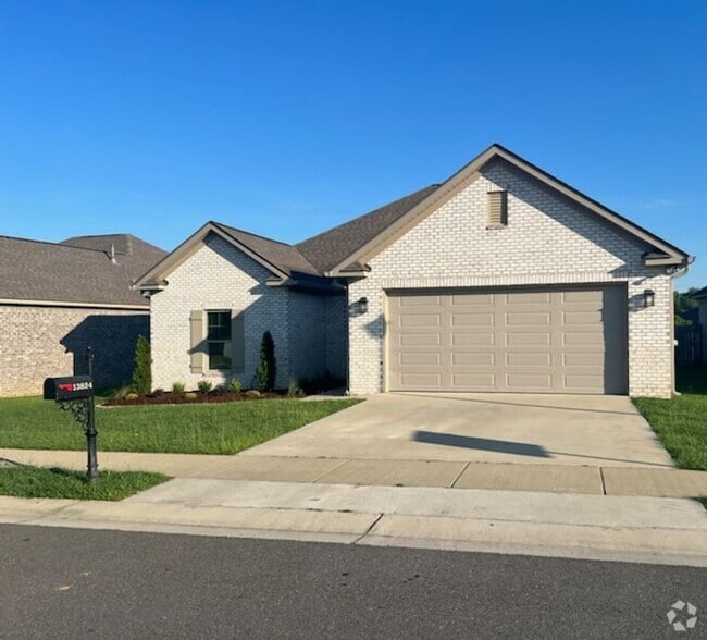 Building Photo - Beautiful 3 Bed 2 Bath Available this Fall! Rental