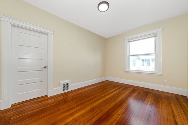 Photo - 3Br/1Bth in GREAT location in Brighton's Oak Sq.! Shops, restaurants. Laundry IN UNIT!