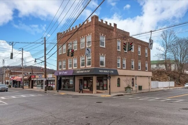 Building Photo - 465 Bedford Rd Unit 3 R