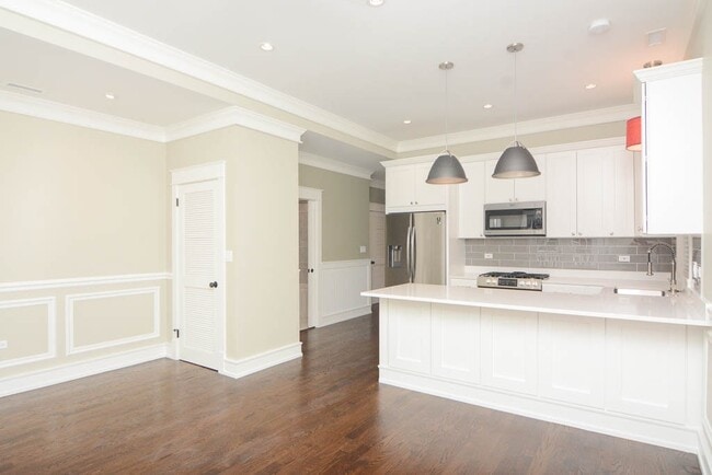 Building Photo - 3437 N Hoyne Ave Unit J06P