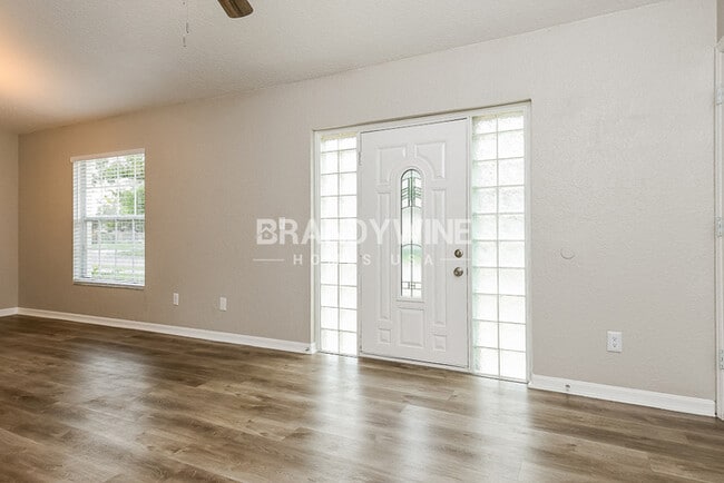 Photo - 330 N John St