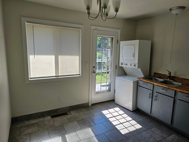 Photo - 2825 Beacon St