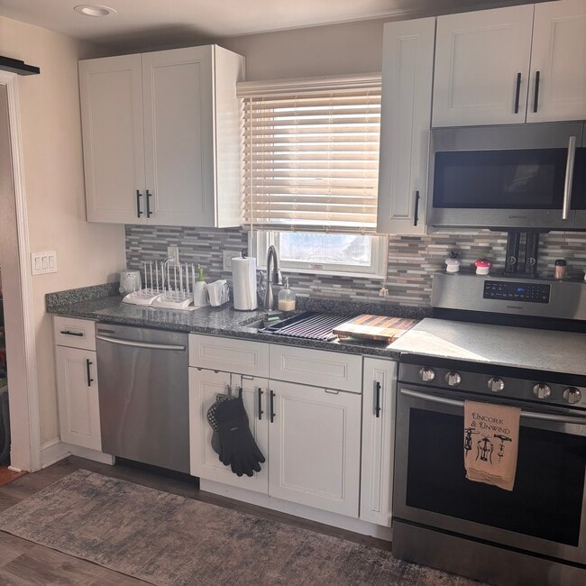 Photo - 466 Windsor Dr