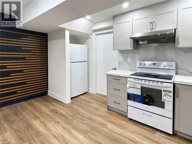 Photo - 423 Tealby Crescent