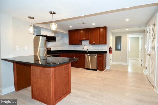 Photo - 901 Lawrence St NE