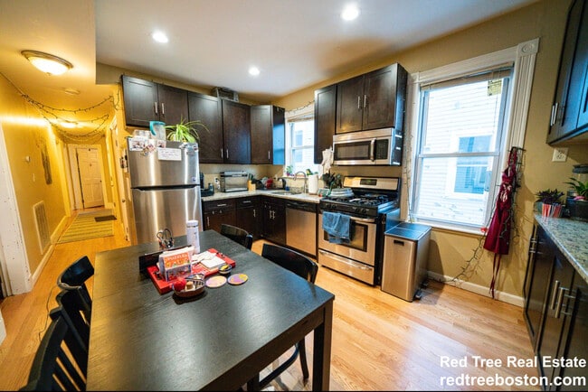 Building Photo - 35 Calumet St Unit 2