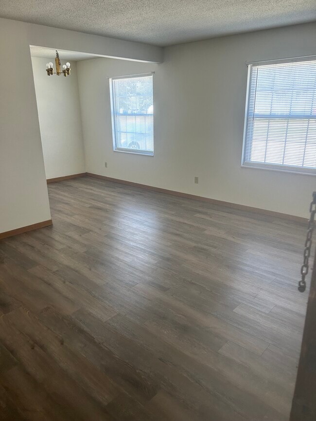 Building Photo - 100 Daleview Dr