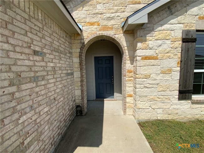1110 Lakeway Crossing Dr