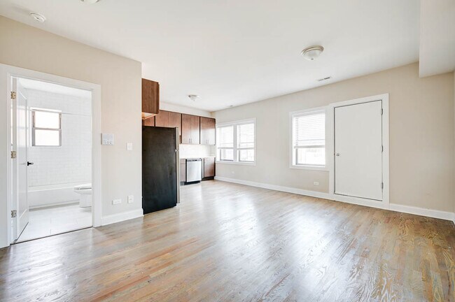 Photo - 3405 W Fullerton Ave Unidad 2F