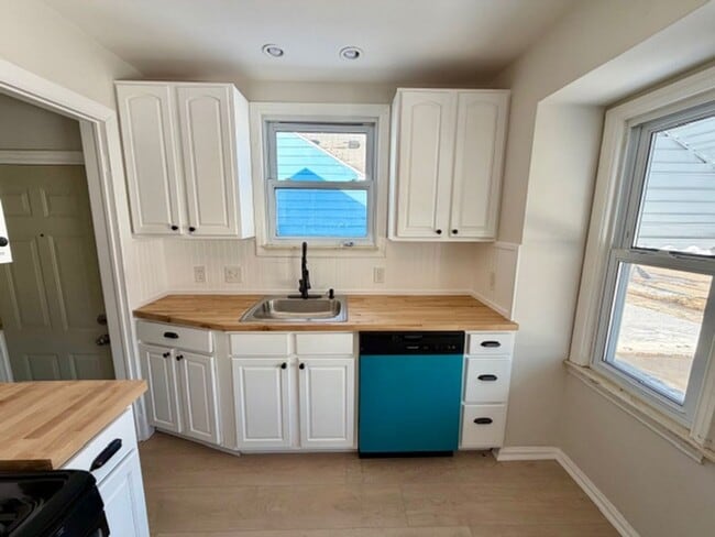 Photo - Three Bedroom Ranch home with a 1 and a half car garage. Very nice area. Call 313-429-3244 KPM De...