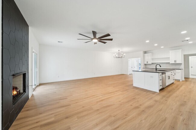 Photo - Spacious Home Minutes from Aspen Creek Elementary & Elam Park!