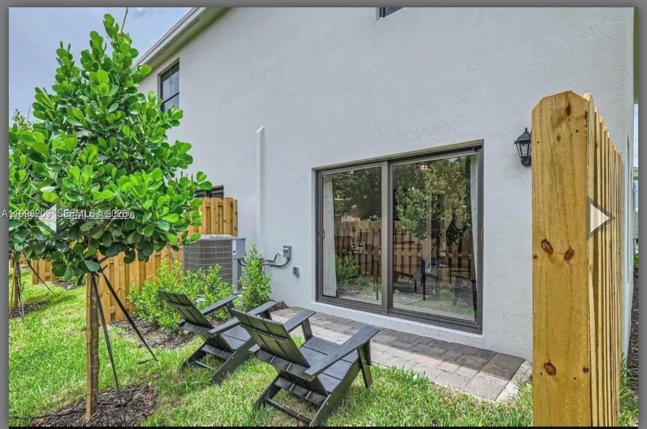 Photo - 445 NE 1st St