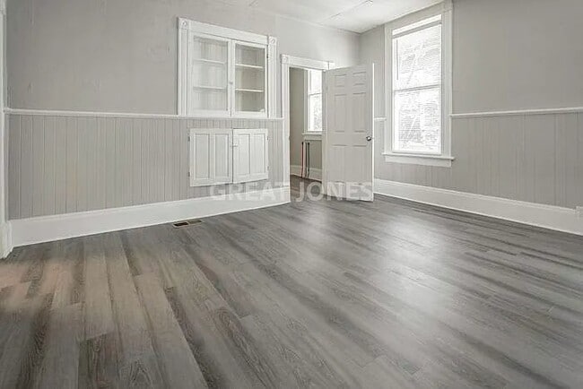 Photo - 2911 Beacon Ave