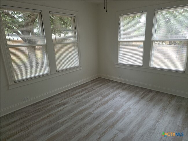 1513 Ave B
