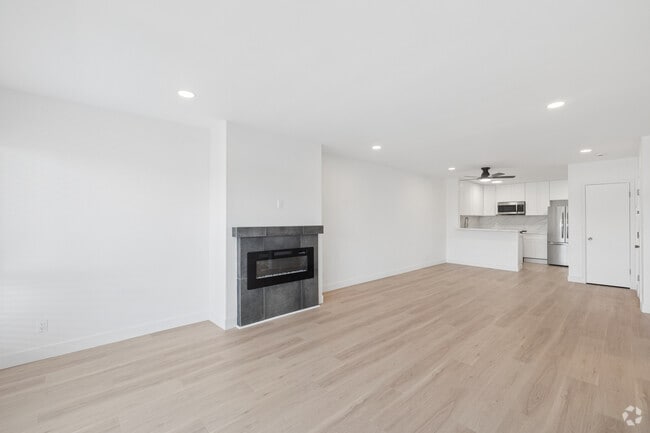1BR, 1BA - 795SF - Living Room