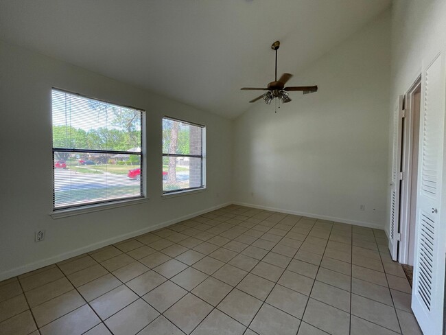 Photo - 210 E Denton Dr
