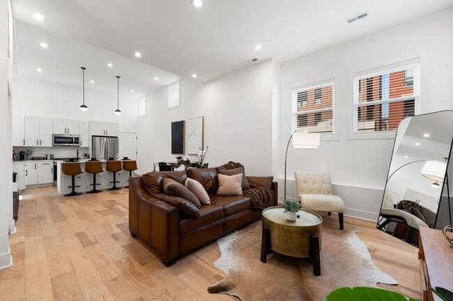 Building Photo - 1941 W Augusta Blvd Unit ID1354355P