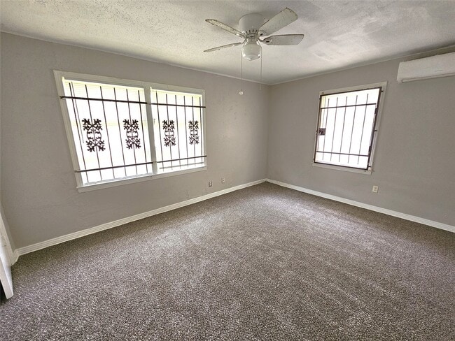 Photo - 5902 Pershing St