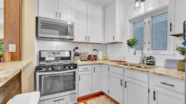 Cocina con electrodomésticos - 15 Averill Ave