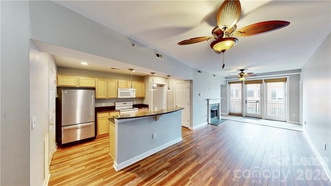 Building Photo - 718 W Trade St Unit 809