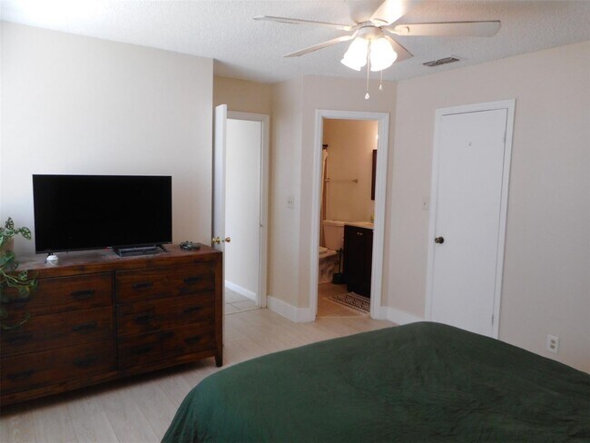 Photo - 2866 S University Dr Unidad 5102