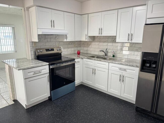 Photo - 3 bedroom in Hollywood FL 33023