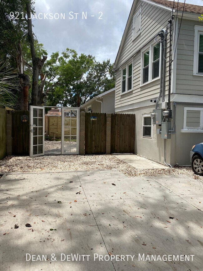 921 Jackson St N Apartment Unit - Image 