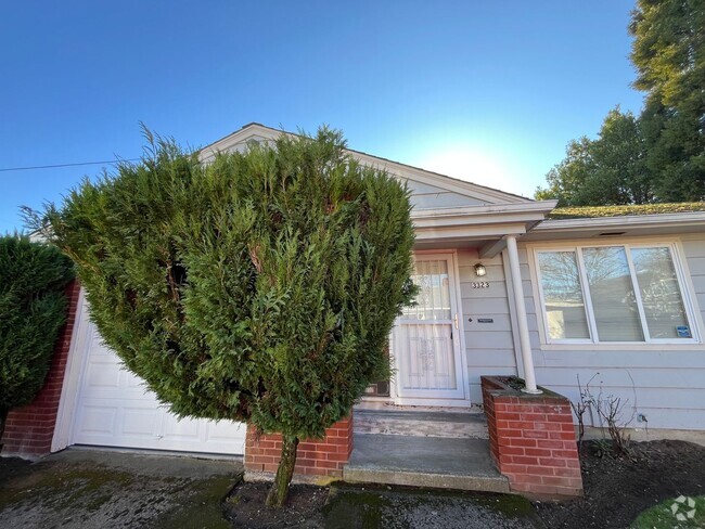 Building Photo - South Tabor Duplex Unit 3323 SE 53rd Rental