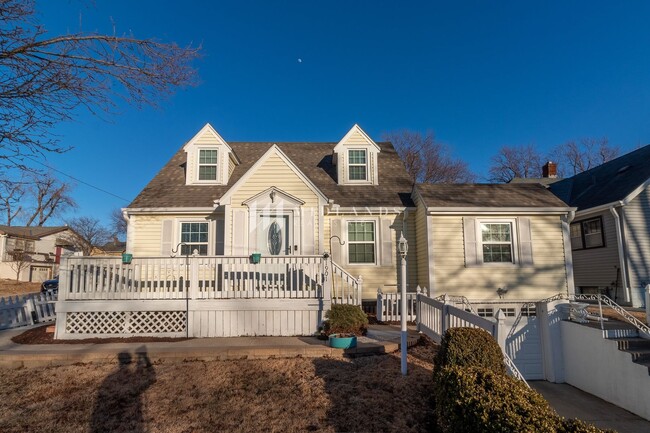 Building Photo - Charming 1.5 story in Aksarben Rental