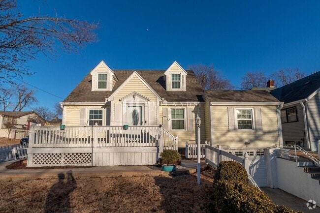 Building Photo - Charming 1.5 story in Aksarben Rental